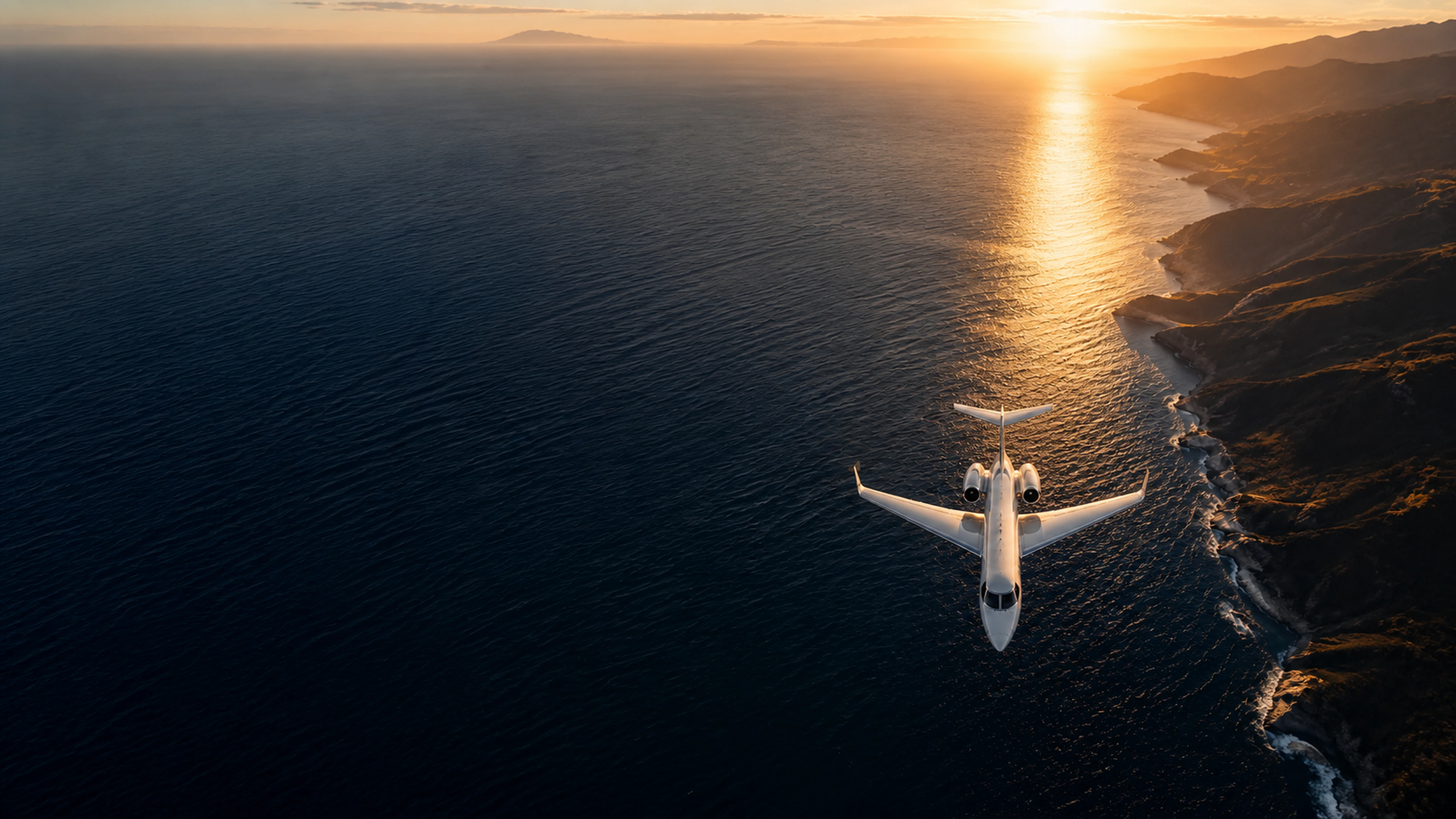 Luftaufnahme eines Privatjets über einer Küste bei Sonnenuntergang